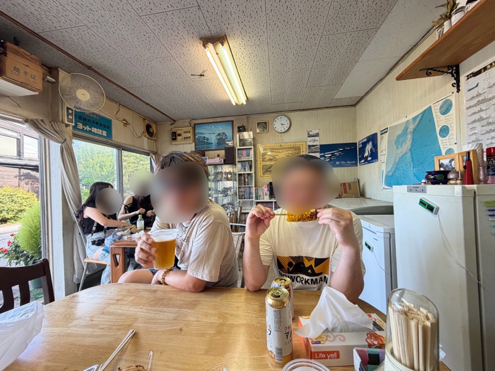 現地の自然の中で仲間と地域の味を楽しむ様子