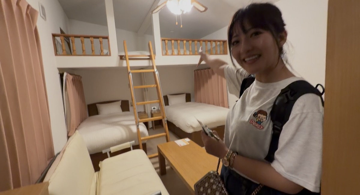 トレーラーハウスの室内を案内する様子