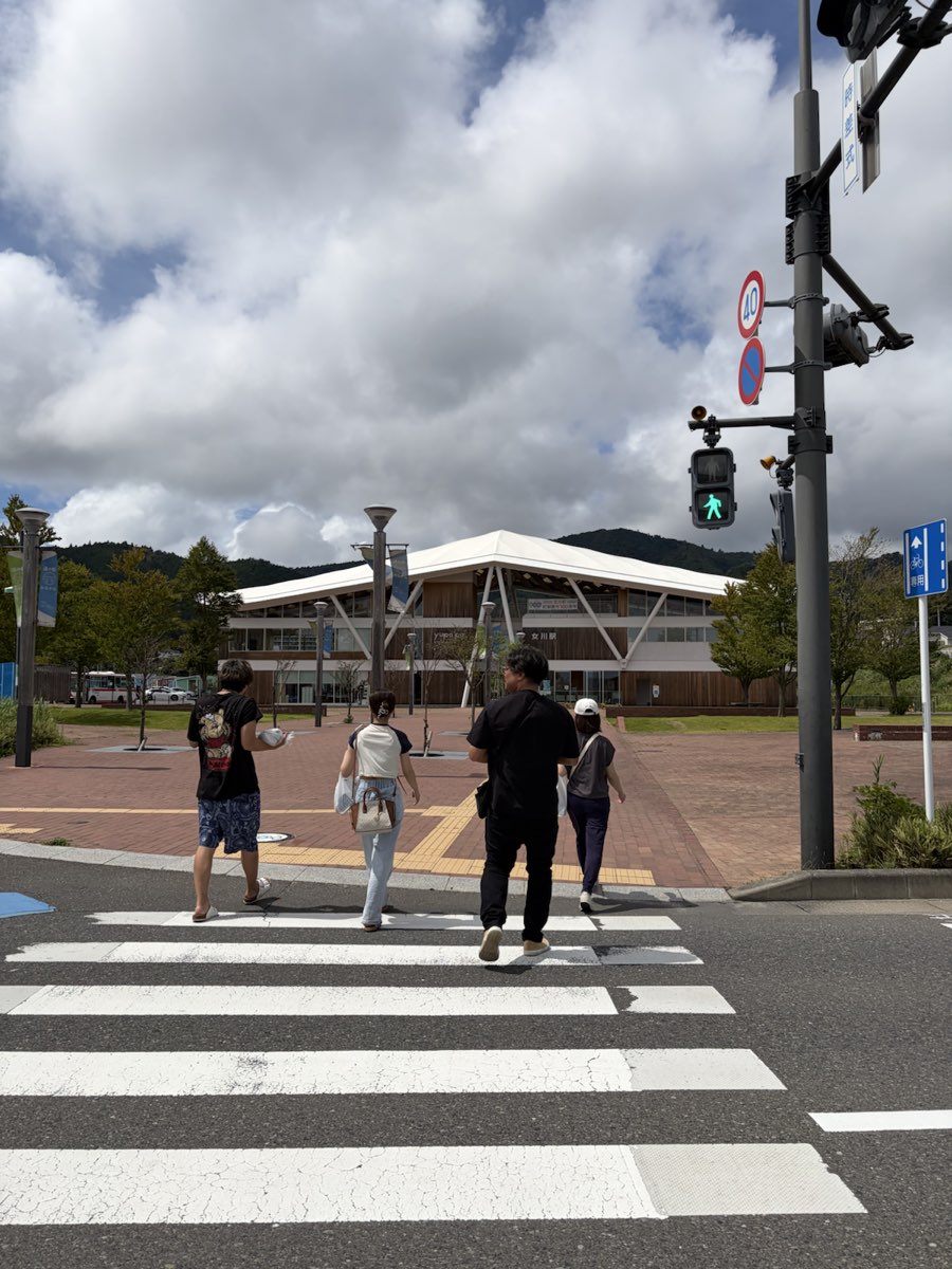 仲間と一緒に女川の街を歩く様子