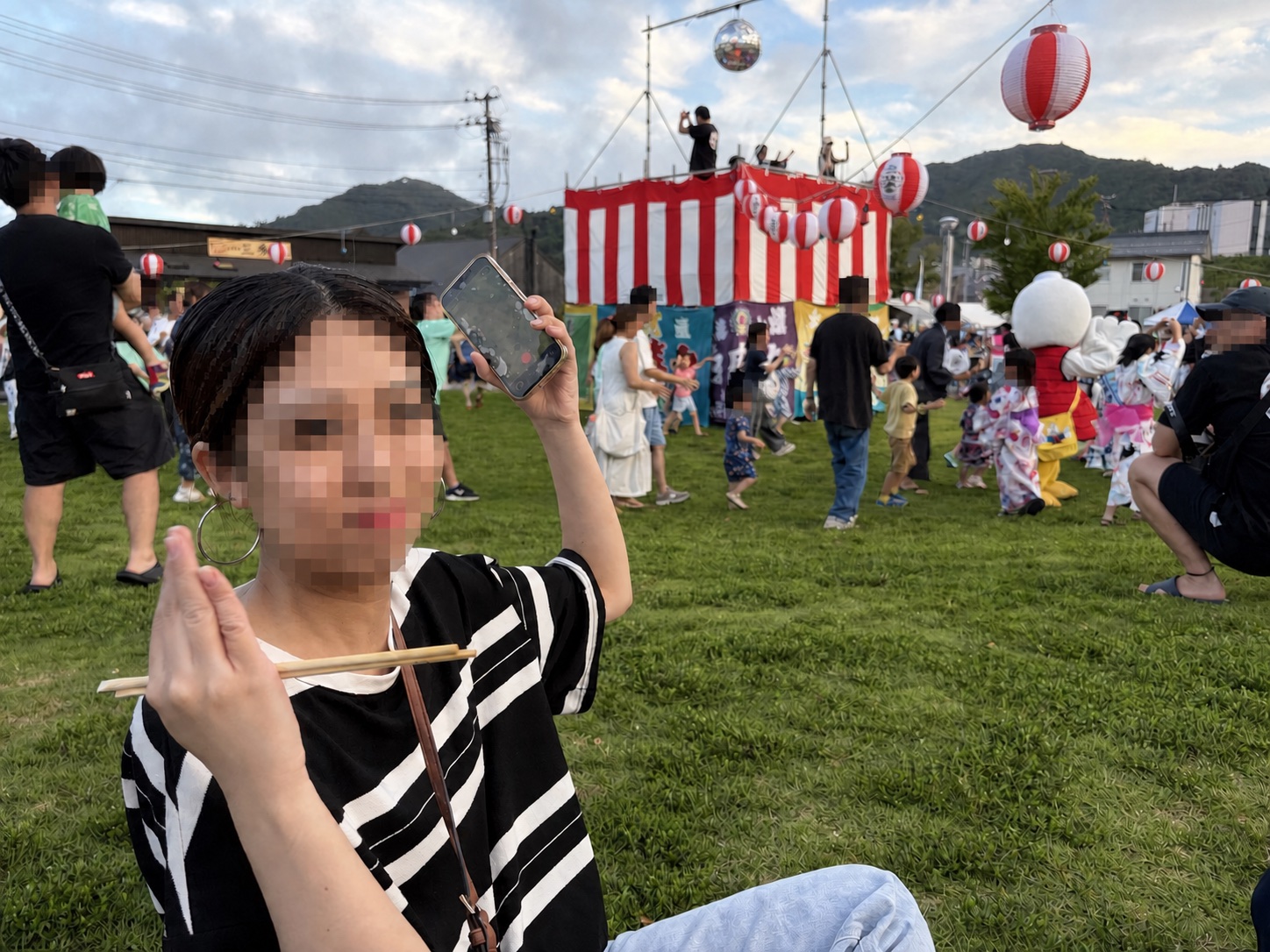 女川町の盆踊り会場で過ごす参加者