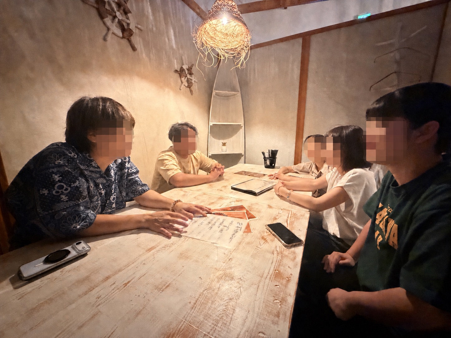 テーブルを囲み仕事や生き方について語り合う参加者たち